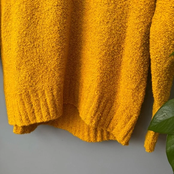 Old Navy Cozy Oversized Bouclé Crew Neck Sweater in Gold. NWT. XS - Picture 6 of 12